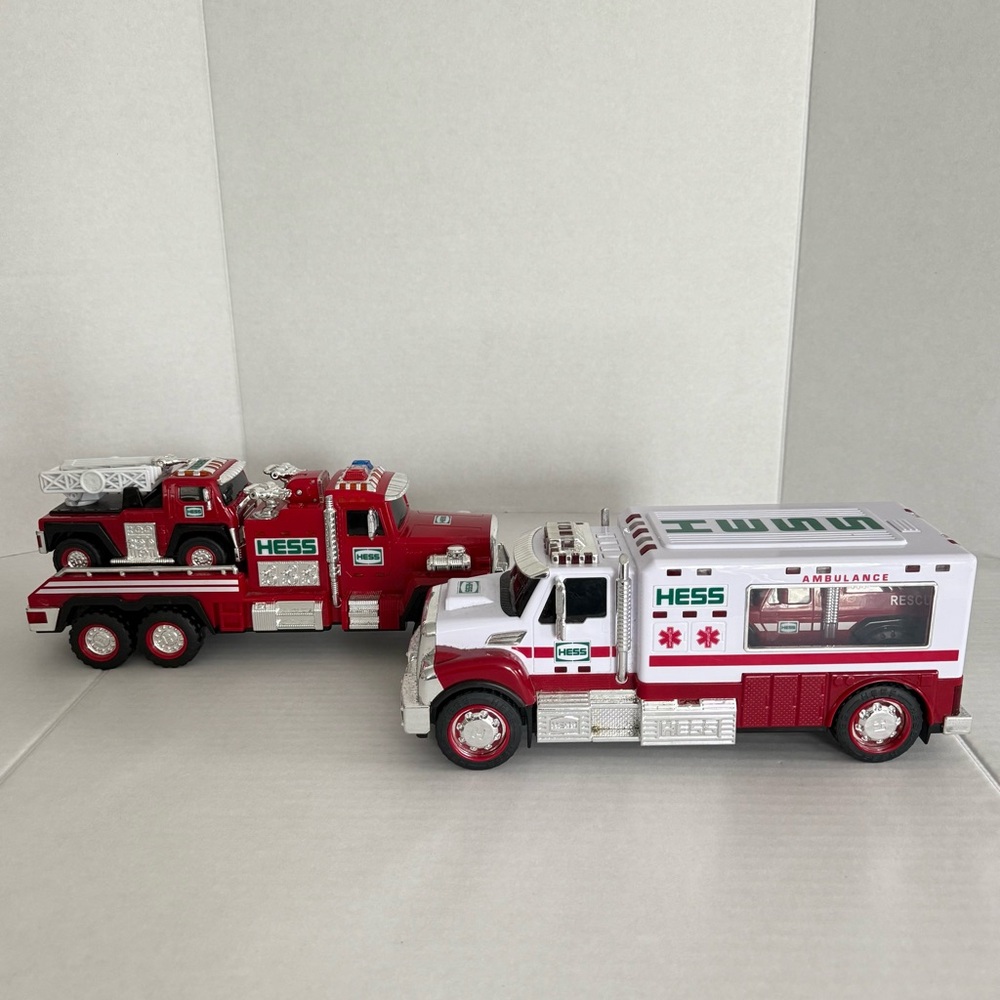 Hess Ambulance and Rescue Truck 2020/Hess Fire Truck and Ladder Rescue Set 2015 - Picture 17 of 17